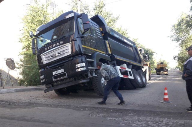 Грузовик провалился в асфальт в Чите (видео)
