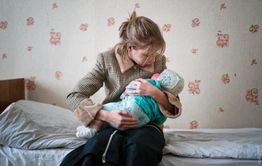 Сирота с ребенком на руках