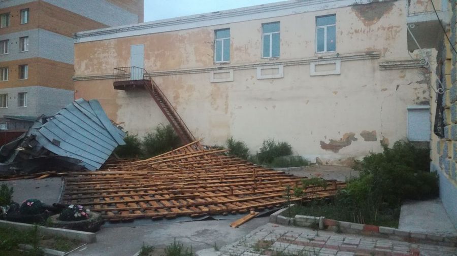 Сильный ветер снес крышу со здания регионального следкома в Чите 