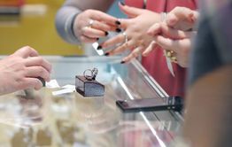 Сотрудница магазина в Чите крала ювелирные изделия  и продавала их
