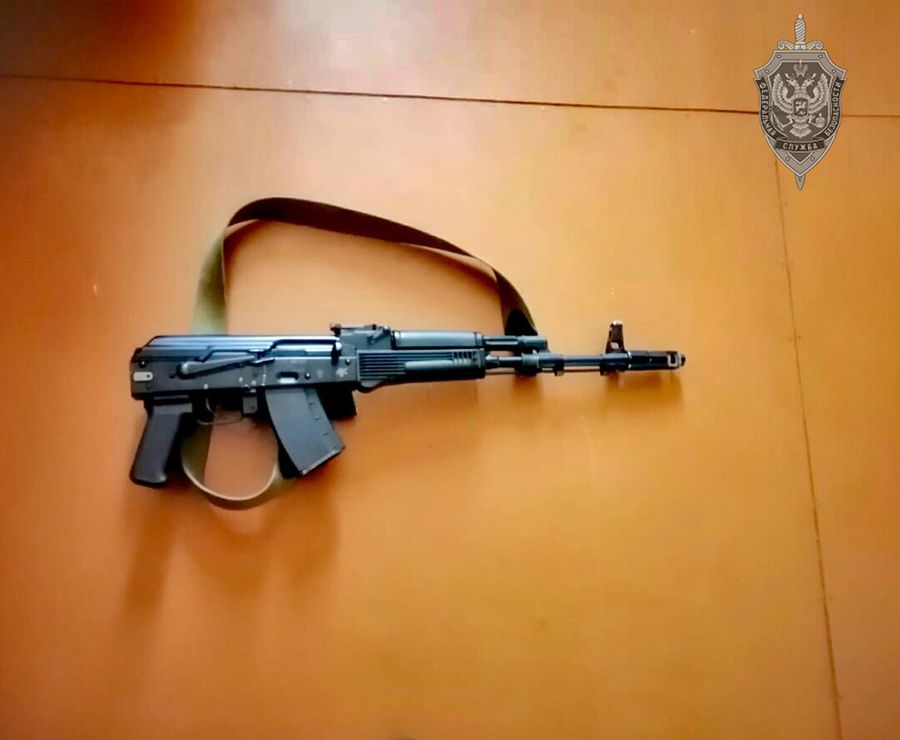 В одном из поселков Забайкалья нашли тайник с автоматом Калашникова