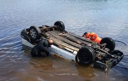 ​Спасатели вытащили из озера в Колочном утонувшую машину с трупом