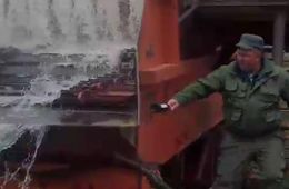 Артель «Бальджа» открыла сезон золотодобычи пробным запуском новой техники и бутылкой шампанского (видео)
