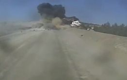 На трассе Быстринского ГОКа БелАЗ перевернулся и взорвался (видео)
