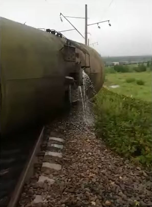 Утечка топлива произошла на месте схода вагонов в Чернышевском районе