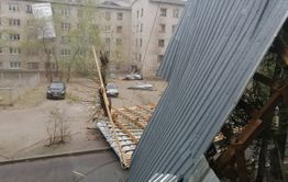 Шквалистый ветер сносит крыши в Чите (фото)