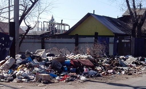 Мусор захватывает перекрёсток на улице Крестьянской в Чите