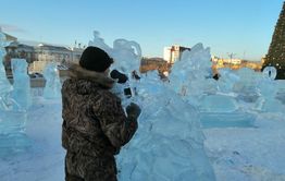 ​Ледовую скульптуру читинского художника на площади Ленина сломали рабочие (видео)