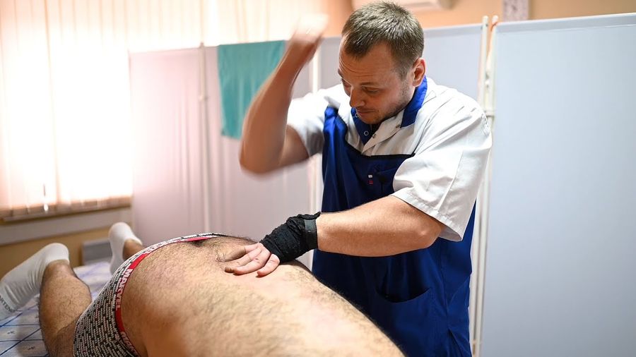 Забайкальские врачи колотили 59-летнего мужчину с коронавирусом по спине, чтобы ему стало легче
