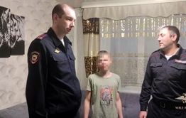Подросток оказался на льдине. Его спасли полицейские