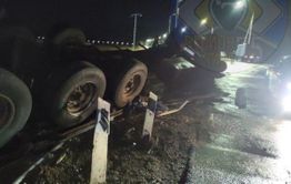 Фура перевернулась на железнодорожном переезде в Забайкалье