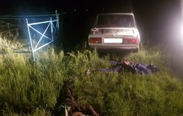 Забайкальцы угнали машину и спрятали ее на кладбище. Позже они вернулись за ней на краденом мотоцикле 