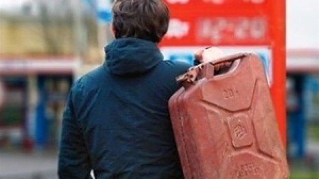 Криминальный авторитет облил бензином и поджег старателя в Забайкалье
