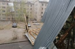 Шквалистый ветер сносит крыши в Чите (фото)