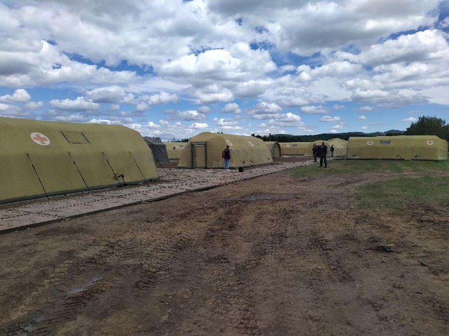 Первых пациентов с COVID-19 разместили в военном полевом госпитале в Каштаке