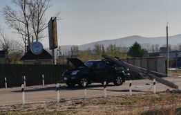 Упавший бетонный столб перекрыл участок Московского трактора