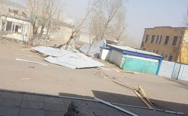 В Борзе разыгралась буря: ветром сдуло крышу медучилища