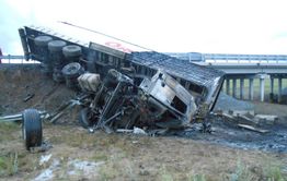 ​Фура перевернулась и сгорела в Забайкалье, водитель госпитализирован