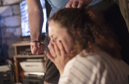 Бил гвоздодёром и ставил на горох. Забайкалец издевался над сожительницей (18+)