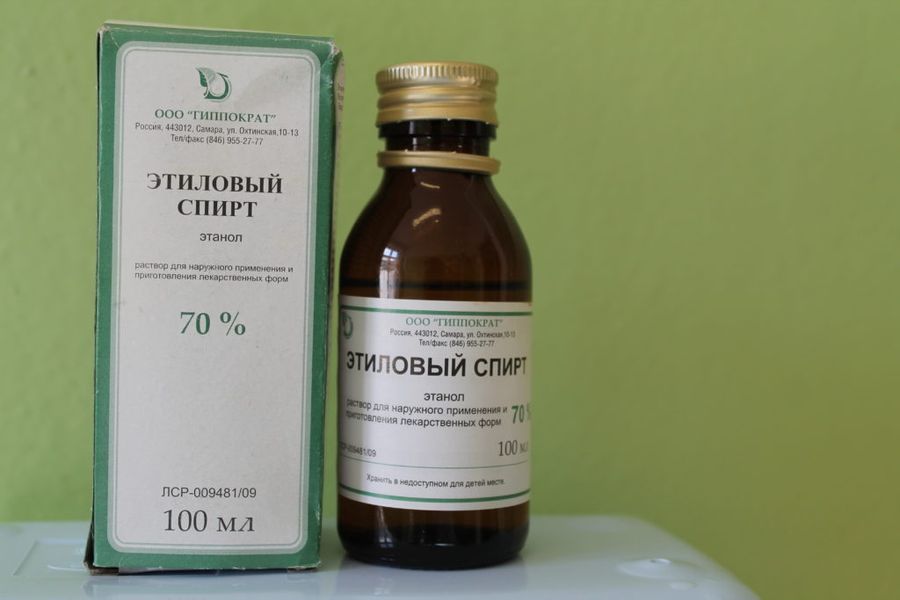 Минздрав порекомендовал врачам полоскать рот и горло 70-процентным спиртом