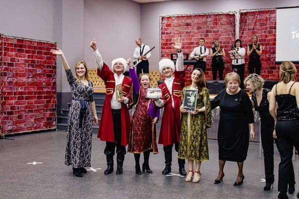 Они еще и танцуют: сотрудники краевого УФСИН получили сладкие призы за «танец с предметом».