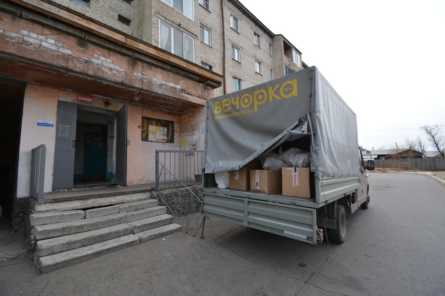 Вечорка ТВ: Читинец, переезжающий в Удмуртию, передал 400 книг для районных библиотек Забайкалья