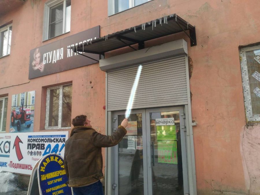 Когда убьют, тогда и посбиваем. Домоуправление №4 ждёт понедельника, чтобы сбить сосульки