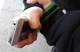 Грабитель открыто вырвал айфон у женщины в центре Читы