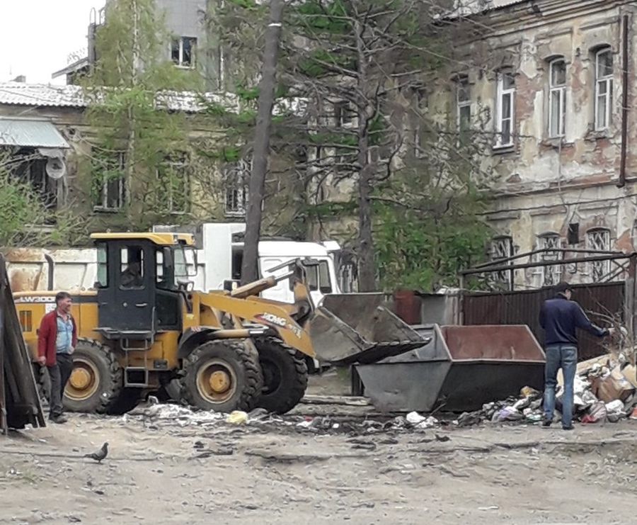 ​Помойку возле здания краевого минобра все же решили убрать