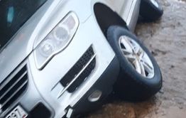 Машина ушла под воду из-за размытой дороги в Газ-Заводском районе Забайкалья 