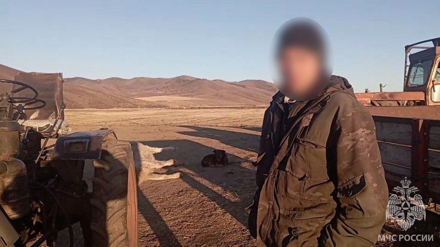 Из искры разгорелось пламя. Тракторист из Кыры поджег поле, когда вез труп коровы