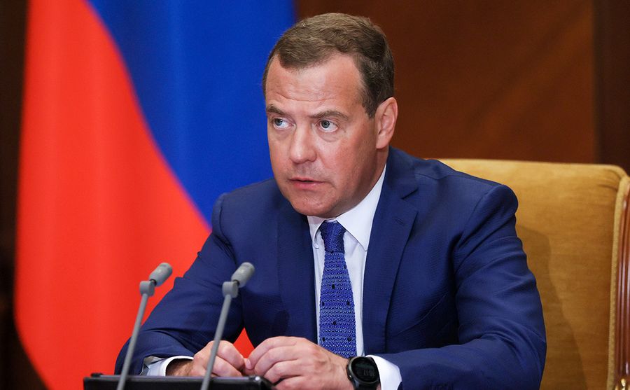 Медведев предложил ввести в России минимальный гарантированный доход
