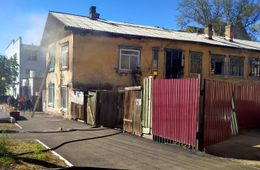 Пожарные эвакуировали читинцев из-за пожара в бараке на Столярова