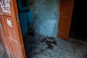 Соседка заплатит матери ребенка, устроившего туалет в подъезде, компенсацию морального вреда