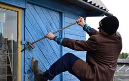 В Краснокаменске задержали мужчину, который украл еду из пустой дачи 