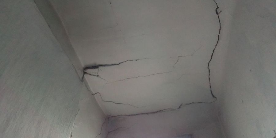 В Чернышевске многодетная семья вынуждена выживать в аварийном доме с провисшим потолком 