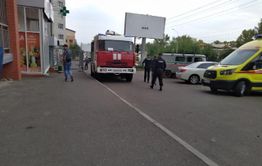 Полиция, скорая и пожарные собрались у дома на Бабушкина в Чите из-за дипломата с рыболовными снастями