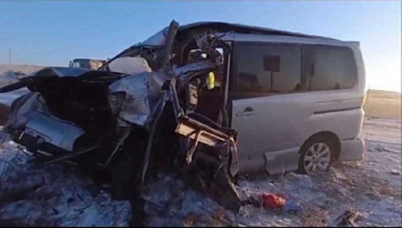 КАМАЗ и минивен столкнулись на трассе Забайкалья. Один человек погиб, семь пострадали