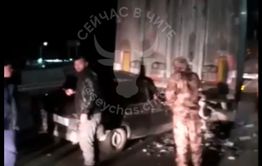 Пассажир погиб в легковушке, которая влетела под фуру в районе угданского кольца под Читой