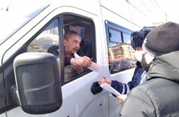 "Везу пассажиров без маски, не будьте, как я"...