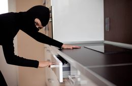 Девушка, с которой читинец познакомился в соцсети, пришла к нему в гости и обокрала квартиру