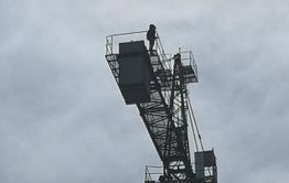 ​Девушка пытается спрыгнуть с крана на стройке в Чите — соцсети