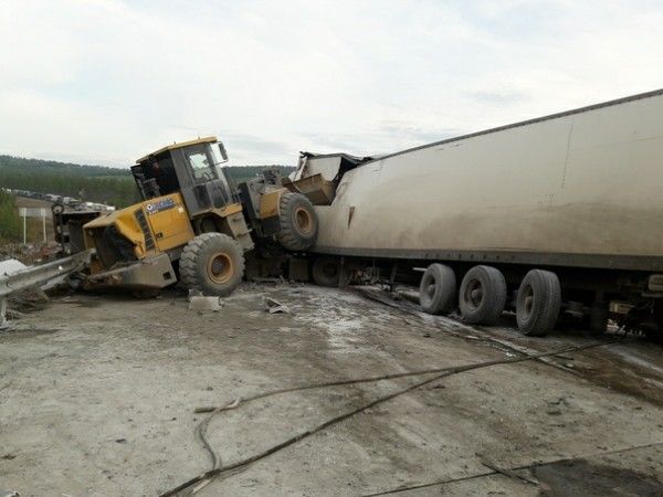 В Могочинском районе фура столкнулась с фронтальным погрузчиком