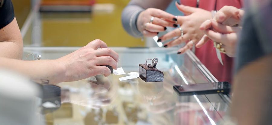 Сотрудница магазина в Чите крала ювелирные изделия  и продавала их