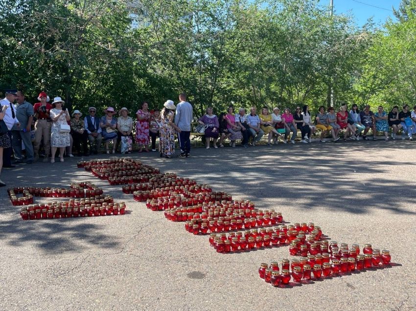 Читинцы свечами выложили слово «Помним» и буквы Z и V в День памяти и скорби