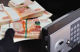 Два борзинца вытащили из сейфа в торговом центре почти 2 млн рублей, чтобы купить машины