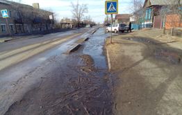 Вместо уборки тротуаров коммунальщики Нерчинска посоветовали жителям подождать, когда «все растает и высохнет»