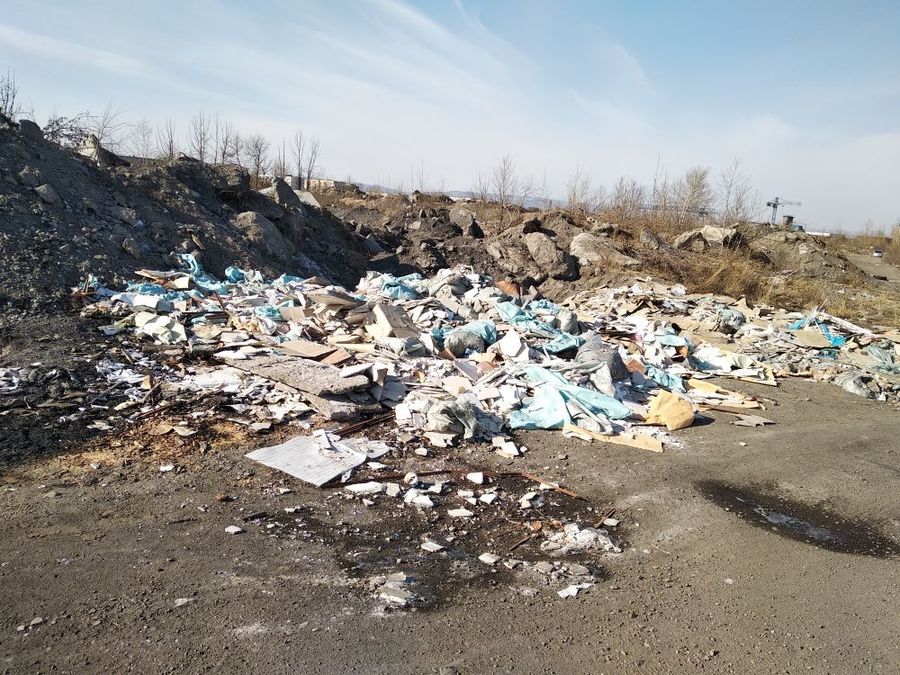 Правый берег реки Читинка загажен мусором