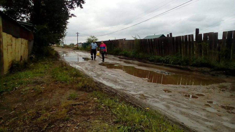 Жители Шилки месят грязь, пытаясь перебраться на другой берег