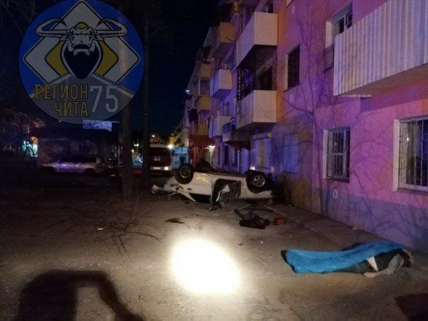 ​Два человека погибли и трое пострадали в перевернувшейся машине на Новобульварной в Чите